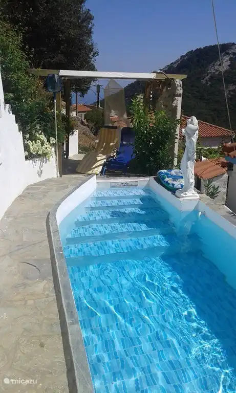 zwembad met prachtig uitzicht op de omgeving de zee en Turkije