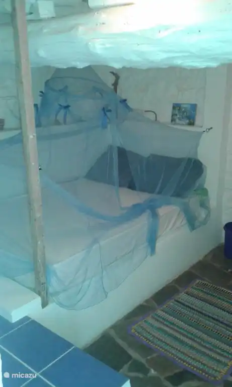 De studio waar het zomers heerlijk koel is en waar je in romantische sfeer slaapt