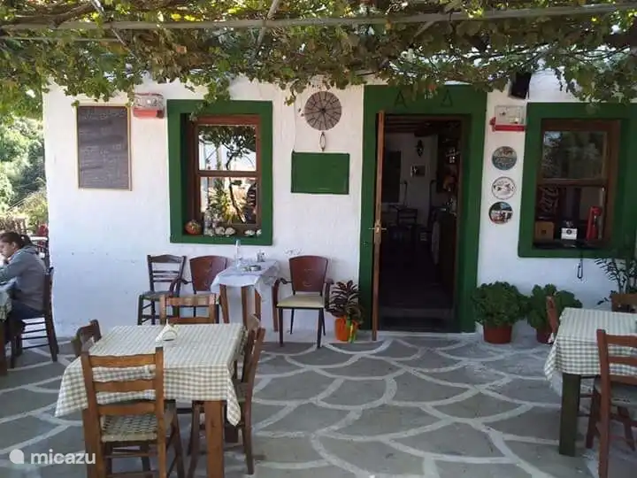 st,Antonakak de taverne in ons dorp waar je heerlijk kunt genieten van het prachtige uitzicht op de bijzonder mooie omgeving en waar  Stellio en Despina de heerlijkste streekgerechten serveren