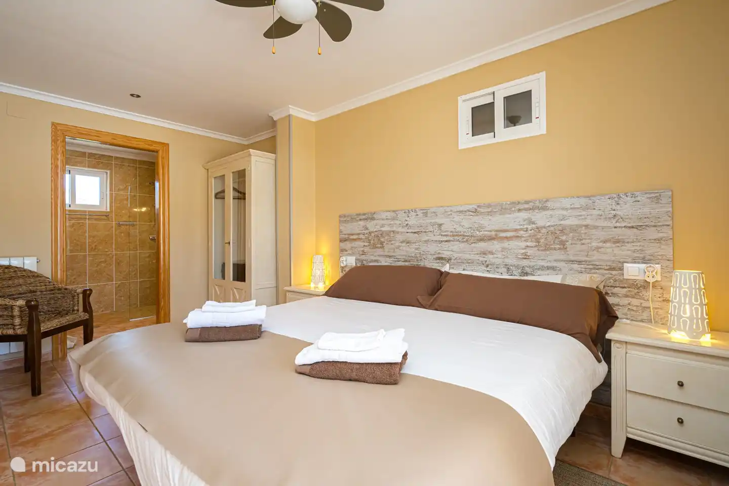 Schlafzimmer für 2 Personen. Alle Zimmer verfügen über Deckenventilatoren mit LED-Beleuchtung und Fernbedienung