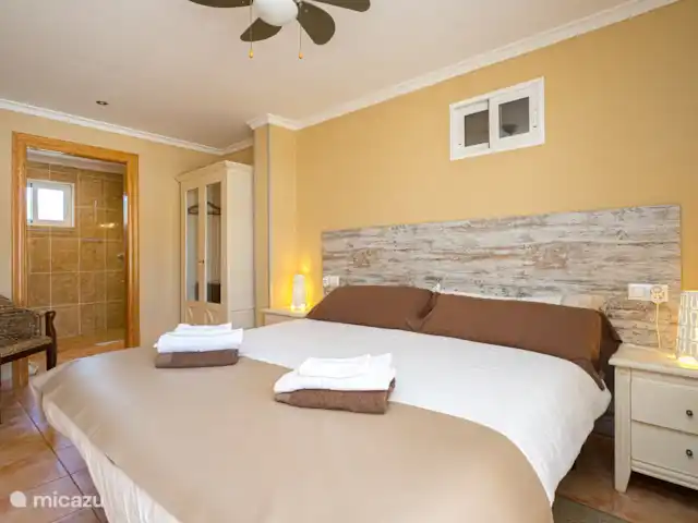 Finca Bilou, maison de vacances pour 10 personnes | Espagne, Costa Blanca, Aigües - finca Chambre 2 personnes. Toutes les chambres disposent de ventilateurs de plafond avec éclairage LED et télécommande
