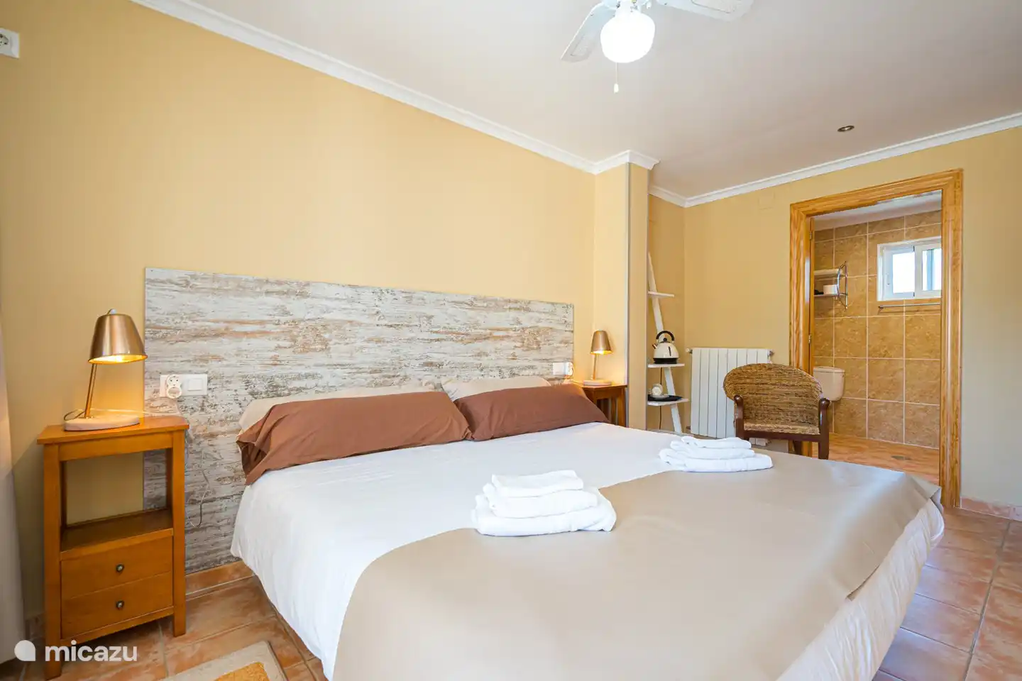 Schlafzimmer für 2 Personen. Alle Zimmer verfügen über Deckenventilatoren mit LED-Beleuchtung und Fernbedienung