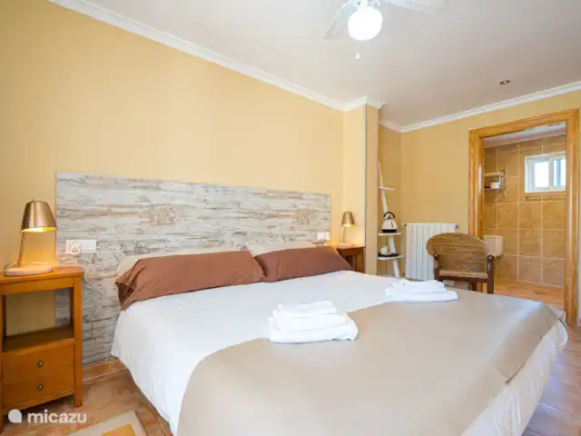 Finca Bilou, maison de vacances pour 10 personnes | Espagne, Costa Blanca, Aigües - finca Chambre 2 personnes. Toutes les chambres disposent de ventilateurs de plafond avec éclairage LED et télécommande
