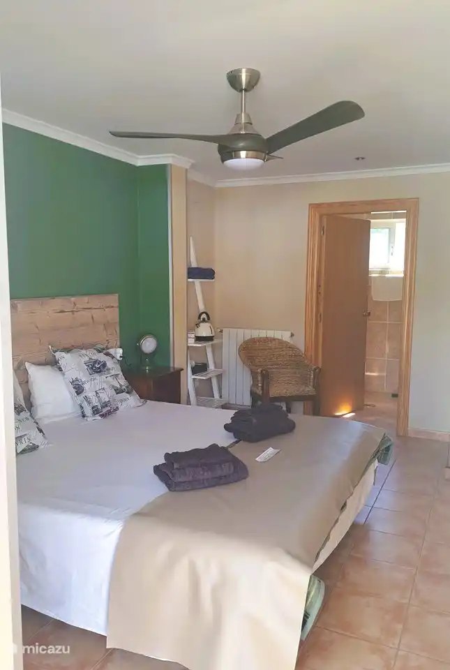 Schlafzimmer für 2 Personen. Alle Zimmer verfügen über Deckenventilatoren mit LED-Beleuchtung und Fernbedienung