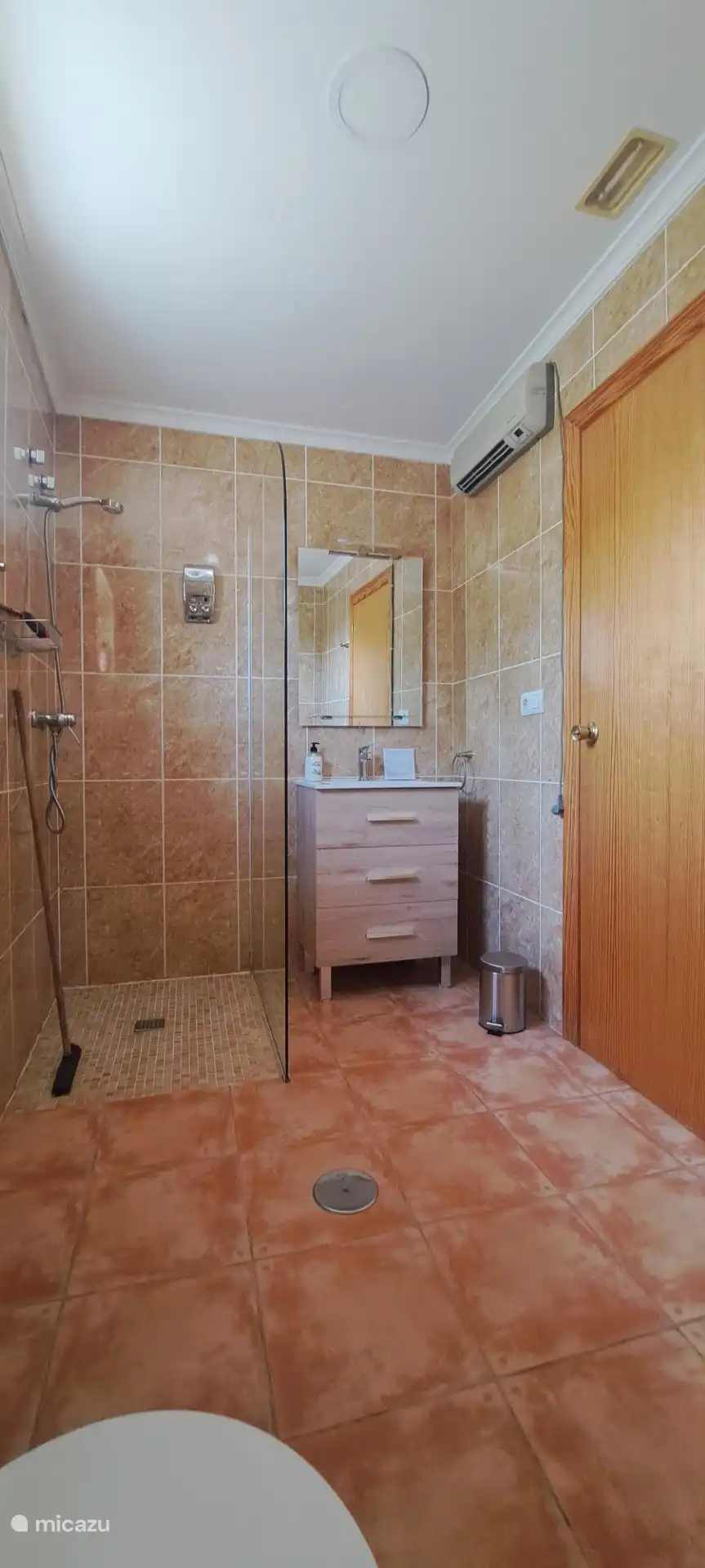 Badezimmer mit ebenerdiger Dusche