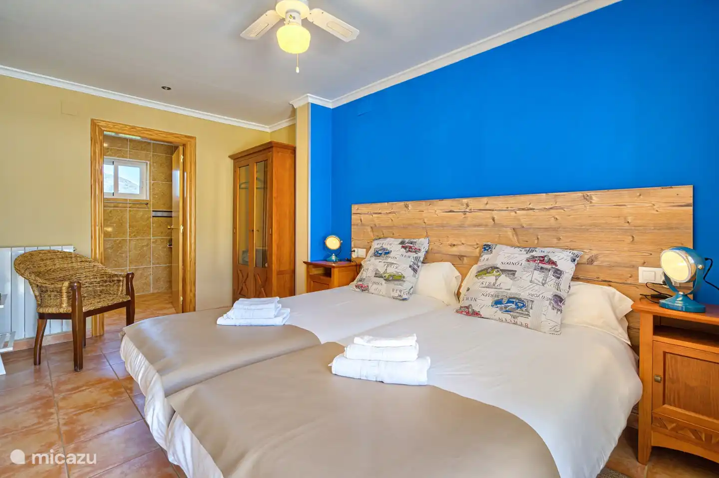 Schlafzimmer für 2 Personen. Alle Zimmer verfügen über Deckenventilatoren mit LED-Beleuchtung und Fernbedienung