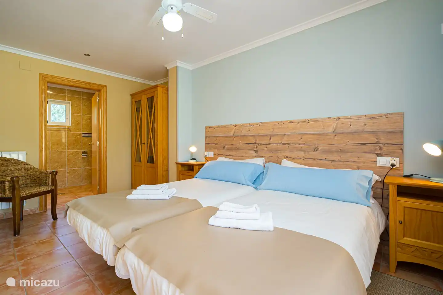 Schlafzimmer für 2 Personen. Alle Zimmer verfügen über Deckenventilatoren mit LED-Beleuchtung und Fernbedienung