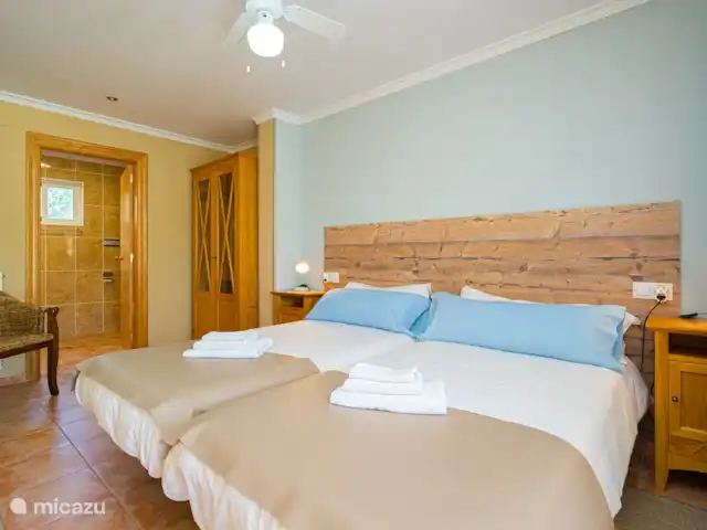 Finca Bilou, maison de vacances pour 10 personnes | Espagne, Costa Blanca, Aigües - finca Chambre 2 personnes. Toutes les chambres disposent de ventilateurs de plafond avec éclairage LED et télécommande