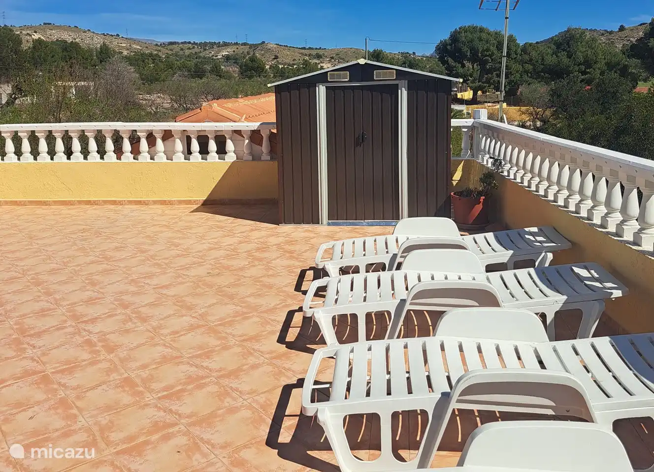 Große Dachterrasse ideal für Yoga oder Massagen