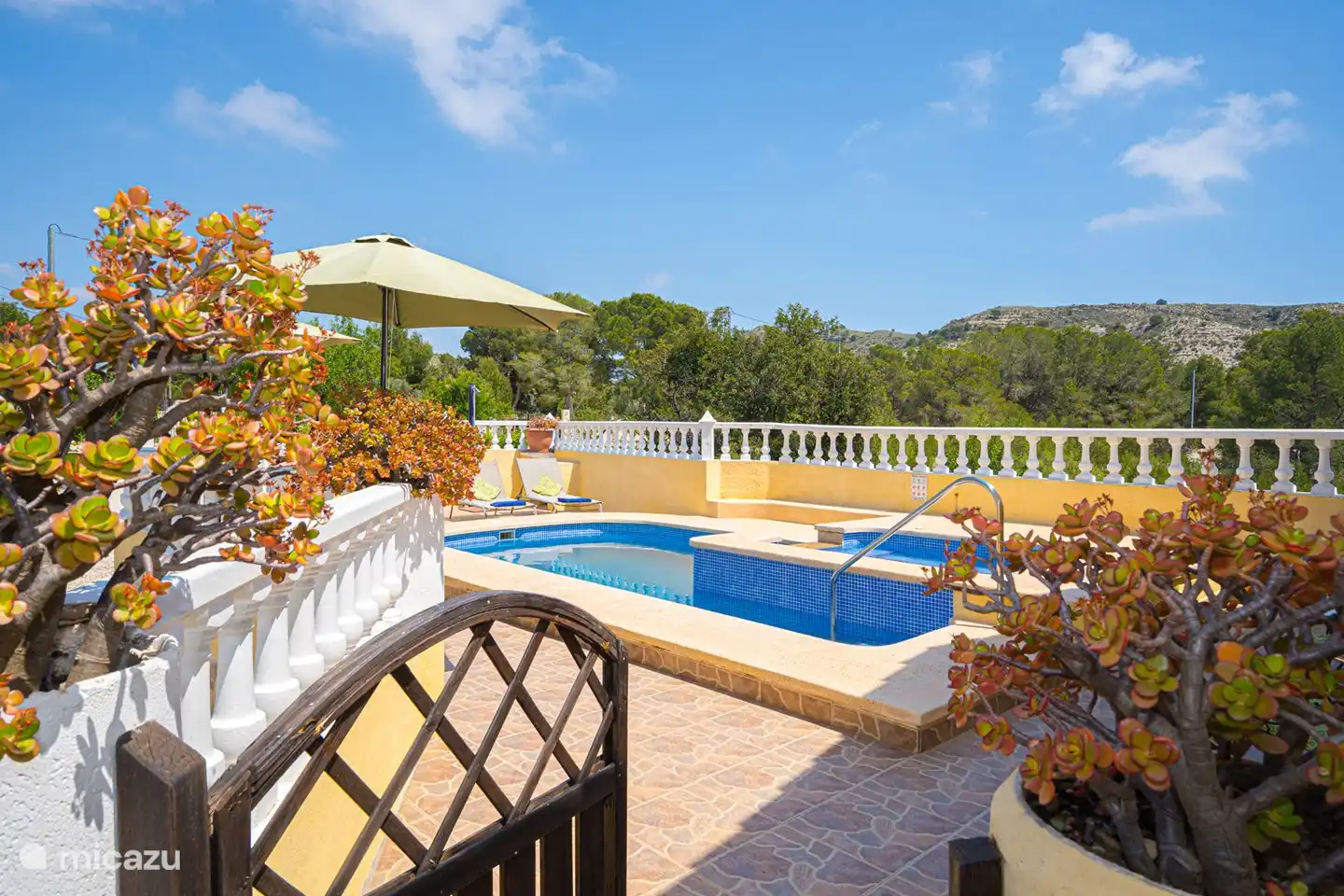 eingezäunt und für Kinder abschließbar