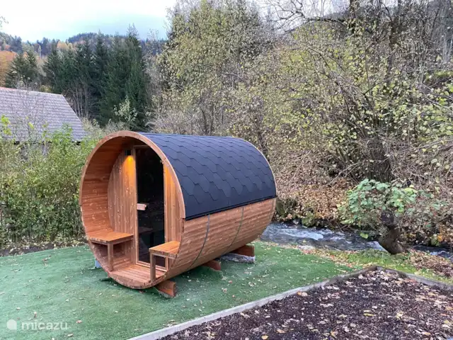 Haus GlückAuf 1&2,Sauna,Bains à remous,Piscine | Autriche, Carinthie, Arnoldstein - maison de vacances Sauna tonneau avec verre panoramique sur le ruisseau