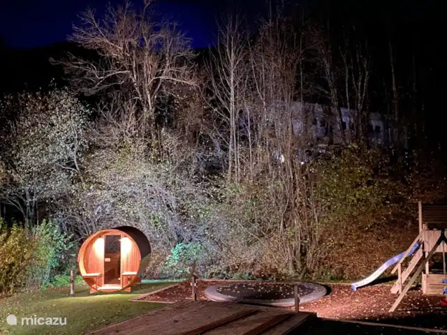 Haus GlückAuf 1&2,Sauna,Bains à remous,Piscine | Autriche, Carinthie, Arnoldstein - maison de vacances Sauna tonneau avec verre panoramique sur le ruisseau