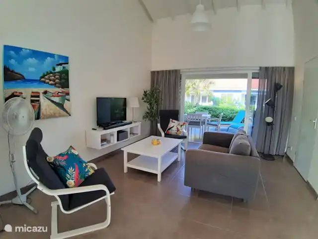 Casa Happy Peace huren in Curaçao, Curacao-Midden, Blue Bay - geschakelde woning Woonkamer met smart TV en soundbar