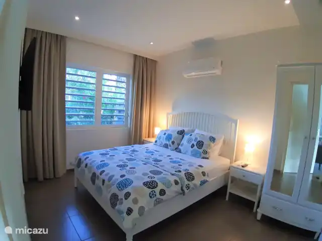Casa Happy Peace huren in Curaçao, Curacao-Midden, Blue Bay - geschakelde woning Masterbedroom met smart TV