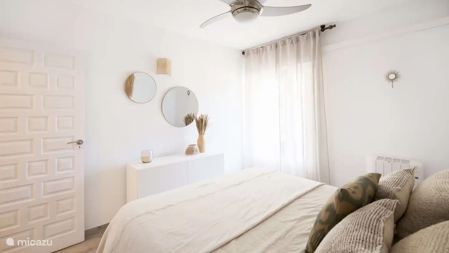 Chambre 1 - chambre des maîtres (matelas à ressorts)