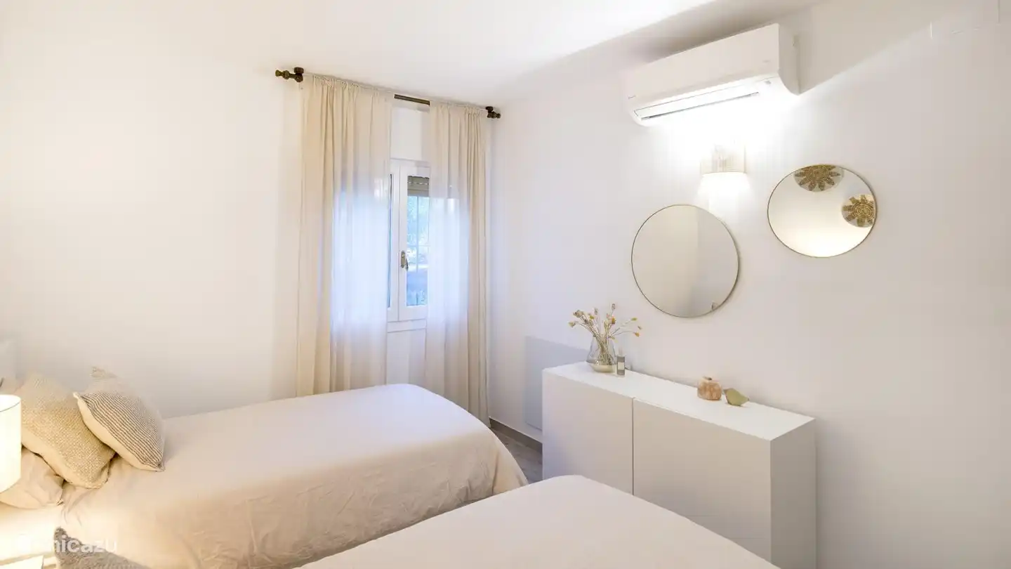 Chambre 2 - deux lits simples avec surmatelas