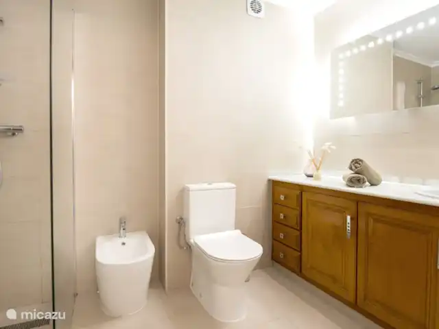 Mont Molar, Altea L'Olla | Espagne, Costa Blanca, Altea - appartement Salle de bain avec douche à effet pluie, chauffage, toilettes, bidet et lavabo spacieux