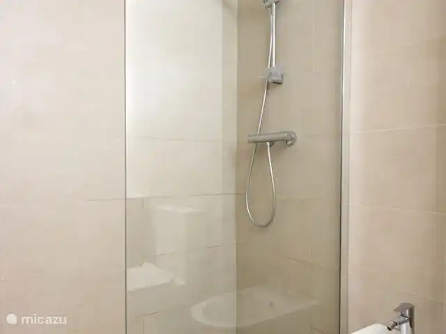 Mont Molar, Altea L'Olla | Espagne, Costa Blanca, Altea - appartement Salle de bain avec douche à effet pluie, chauffage, toilettes, bidet et lavabo spacieux