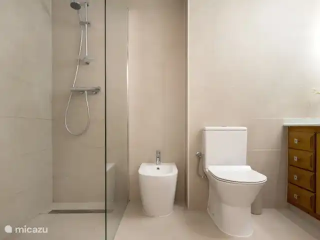 Mont Molar, Altea L'Olla | Espagne, Costa Blanca, Altea - appartement Salle de bain avec douche à effet pluie, chauffage, toilettes, bidet et lavabo spacieux