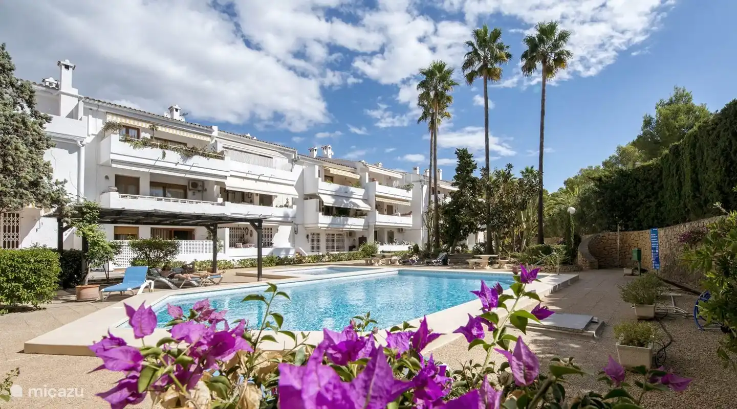 Jardin et piscine (transats et douche extérieure à disposition)