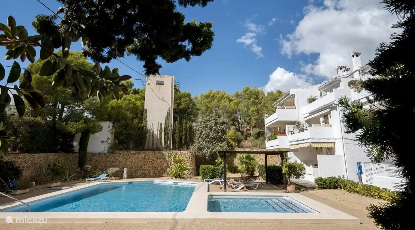 Jardin et piscine (transats et douche extérieure à disposition)