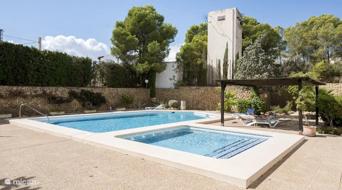 Jardin et piscine (transats et douche extérieure à disposition)