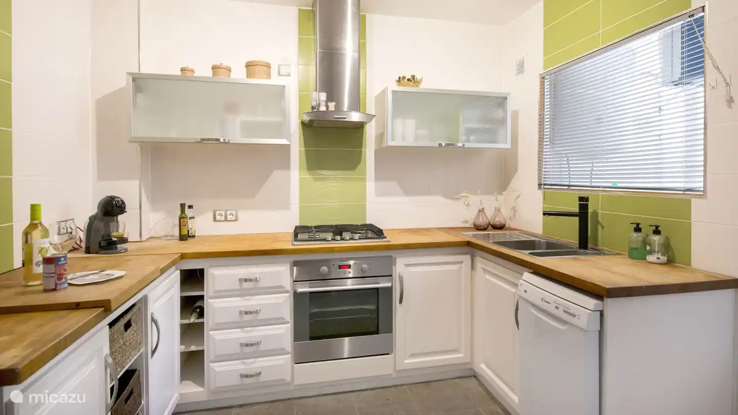 Cuisine avec tous les accessoires (four, micro-ondes, réfrigérateur, congélateur, lave-vaisselle, machine à sandwich, presse orange, etc.