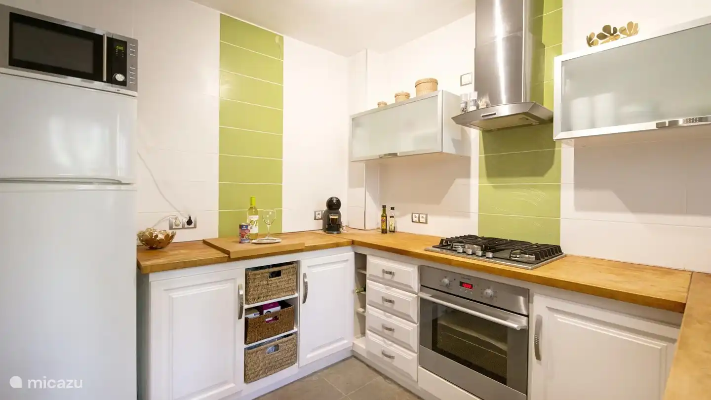 Cuisine avec tous les accessoires (four, micro-ondes, réfrigérateur, congélateur, lave-vaisselle, machine à sandwich, presse orange, etc.