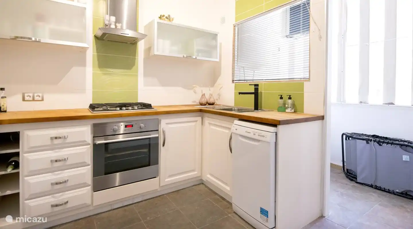 Buanderie (lave-linge, transats, parasol, aspirateur, fer et planche à repasser)