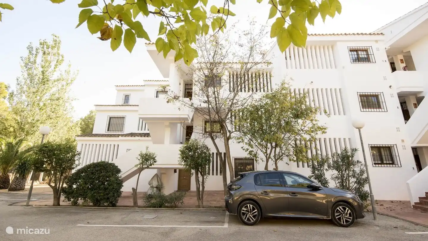 Place de parking devant la porte