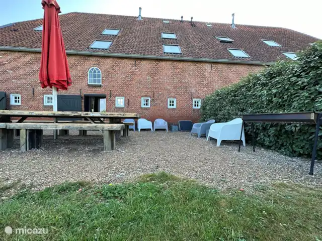 Meilleur emplacement Zélande: Seabarn | Pays-Bas, Zélande, Oostkapelle - maison de vacances Cour arrière avec grande terrasse et chaises de jardin