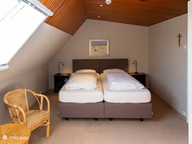 Île privée De Sayter | Pays-Bas, Frise, Eernewoude - ferme chambre Hindeloopen communicante avec la chambre des enfants