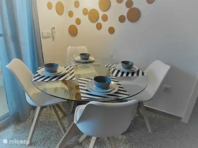 Lumière app.550m de la plage + Wifi | Espagne, Valence, Valence (ville) - appartement Coin repas, la 5ème chaise est dans la chambre et peut facilement être ajoutée.