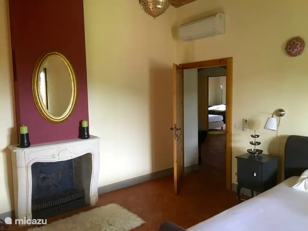 Chambre avec cheminée et couloir