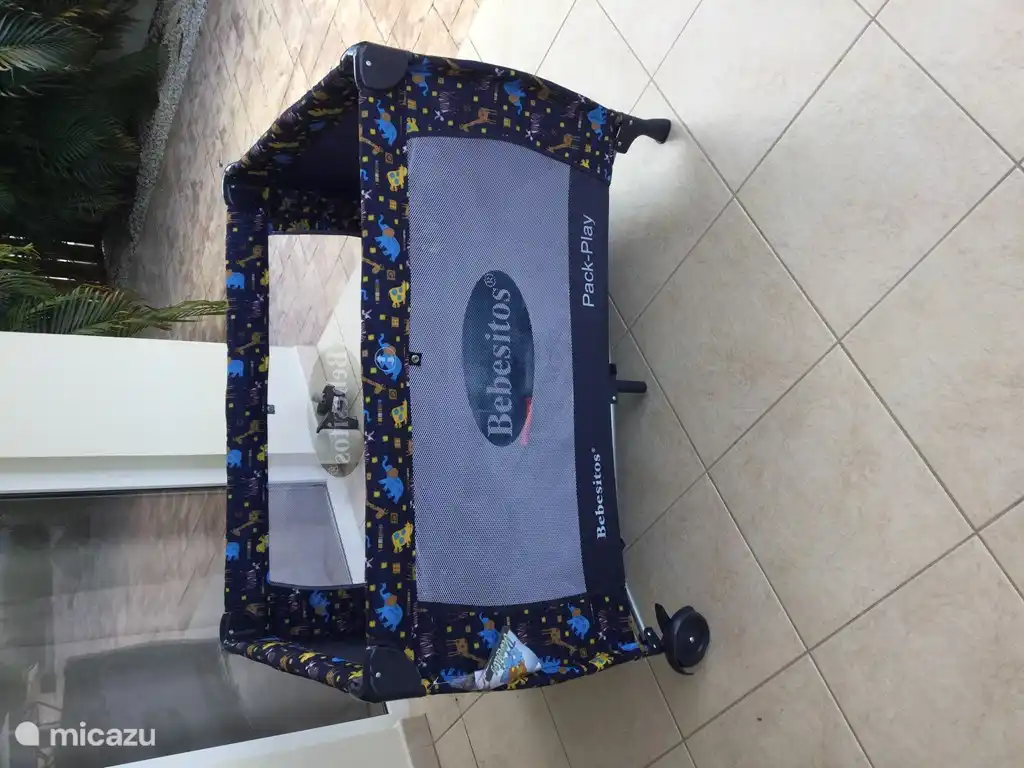 Babybett zur Verfügung gestellt, einschließlich Matratze und in der Höhe verstellbar. Bringen Sie Ihre eigene Bettwäsche und Bettdecken.