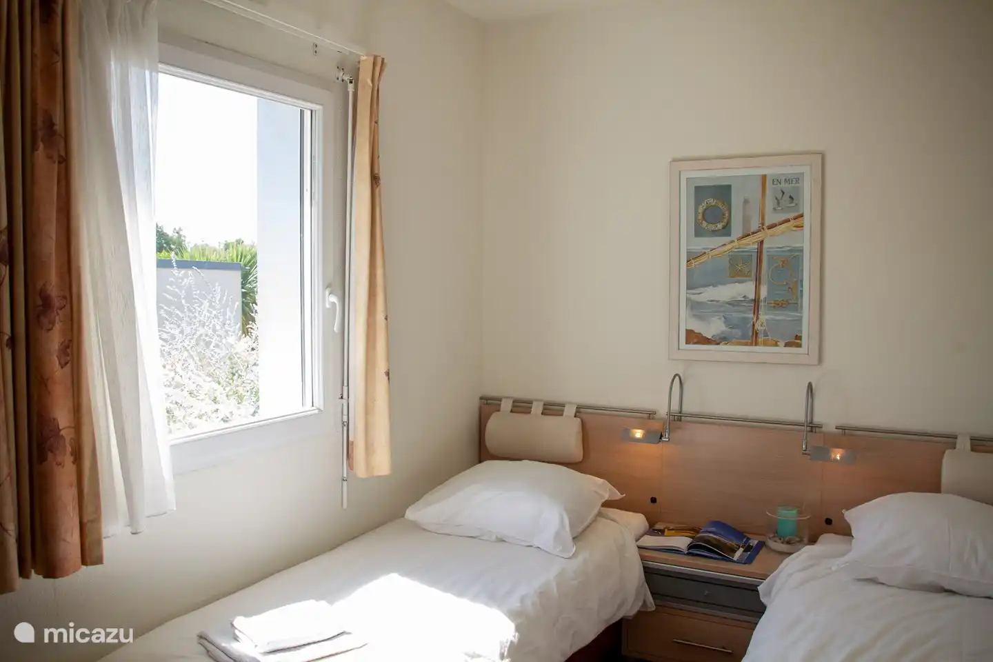 Chambre avec deux lits boxspring séparés