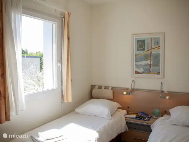 villa huren in Frankrijk, Vendée, Les Sables-d'Olonne – Villa Les Jardin du Chateau d'Olonne kamer met twee aparte boxspring bedden