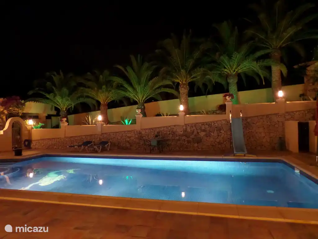 Pool in der Nacht