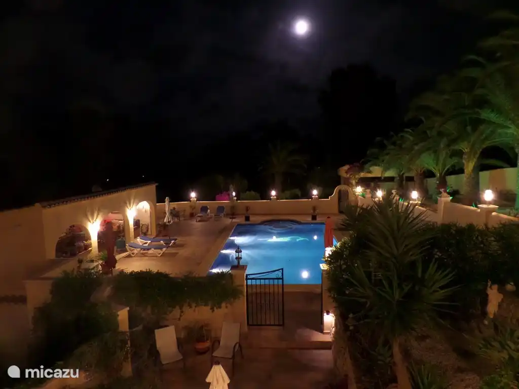 Pool in der Nacht