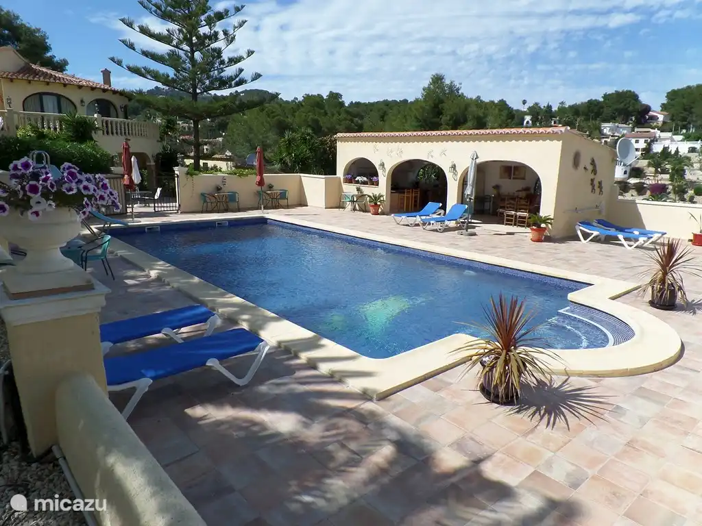 Zonneteraas Pool und überdachte Terrasse