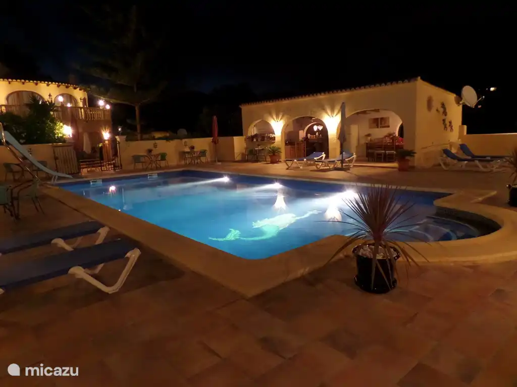 Pool in der Nacht
