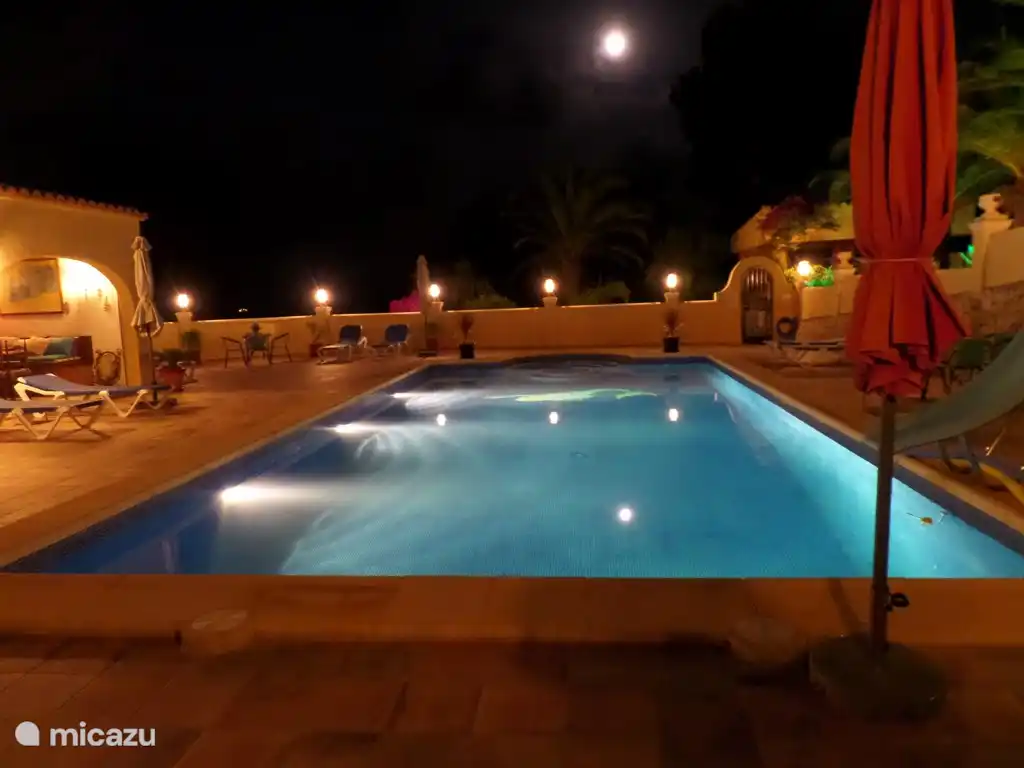 Pool in der Nacht