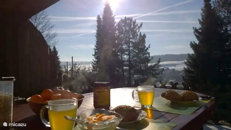 Leckeres Frühstück in der Sonne ...