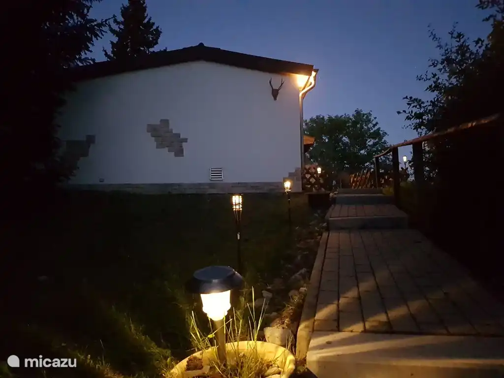 Unser gemütliches Ferienhaus mit beleuchteten Weg