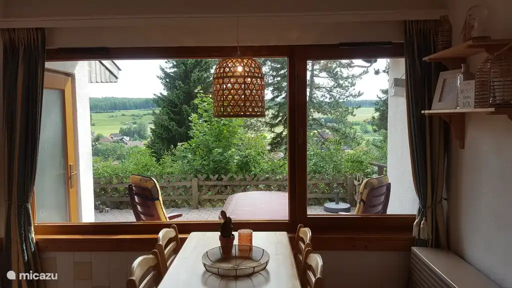 Innenansicht .... Gemütlich mit schöner Aussicht auf das Tal !!