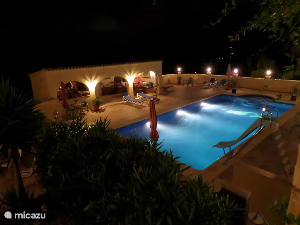 Pool in der Nacht