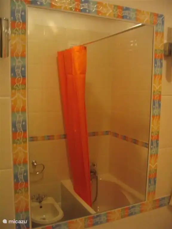 Algemene badkamer met bad, bidet, toilet en wastafel.