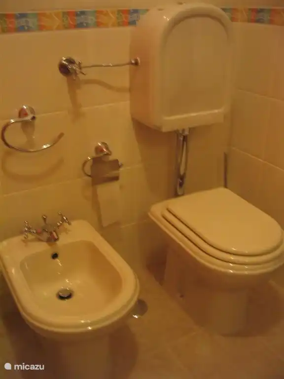 Algemene badkamer met bad, bidet, toilet en wastafel.