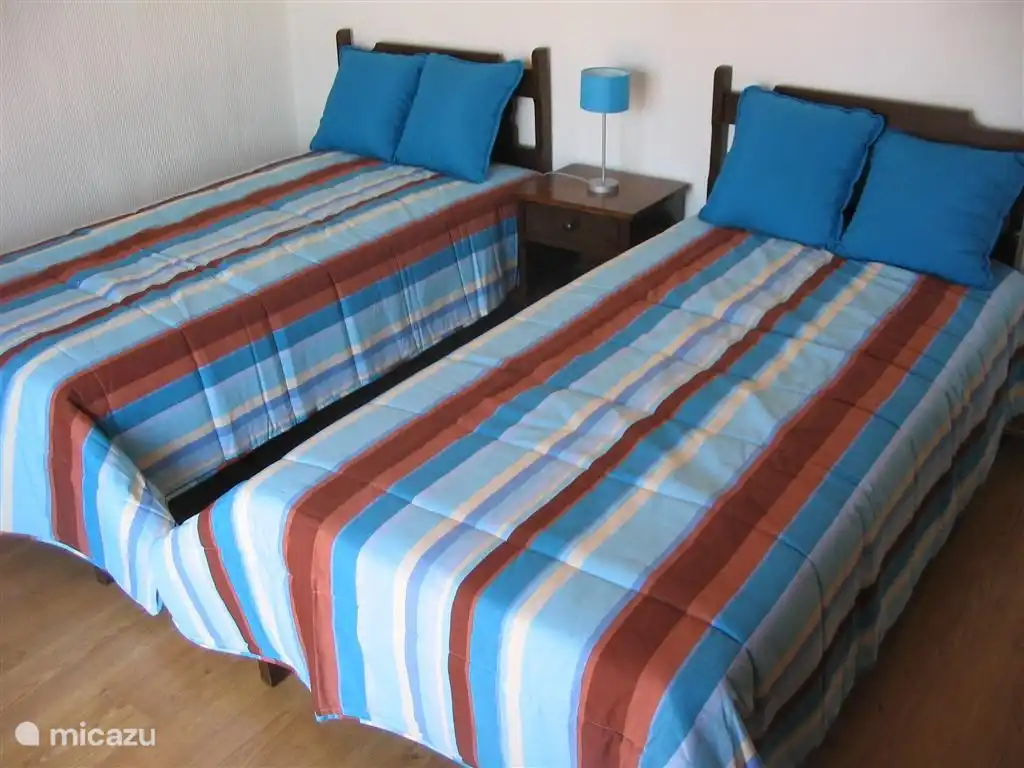 Blauwe slaapkamer en suite (met prive badkamer), driedelige wandkast en direct toegang tot het terras.