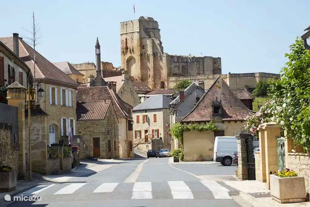 Carlux is a small and quiet village but has the necessary facilities. You will find a very good bakery and a small supermarket.